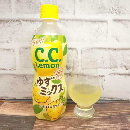 「Ｃ.Ｃ.レモン ゆずミックス」とテイスティンググラスの画像