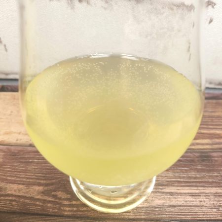 「Ｃ.Ｃ.レモン ゆずミックス」をテイスティンググラスに注いだ画像