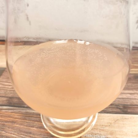 「チリン ピーチ＆ベリー」をテイスティンググラスに注いだ画像