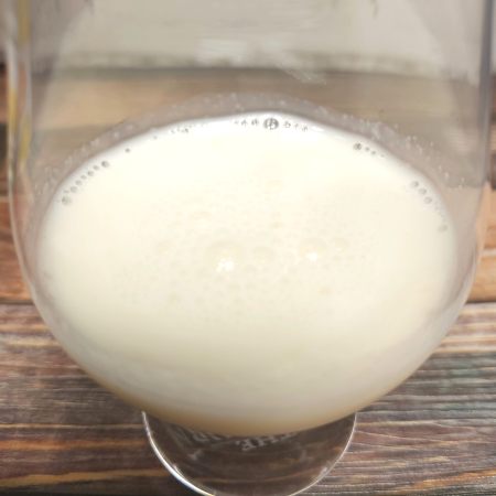 「函館発バナナミルク」をテイスティンググラスに注いだ画像