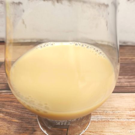 「キッコーマン 豆乳飲料 キャラメル」をテイスティンググラスに注いだ画像