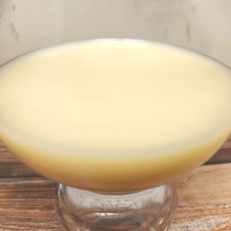 「キッコーマン 豆乳飲料 はちみつ」をテイスティンググラスに注いだ画像