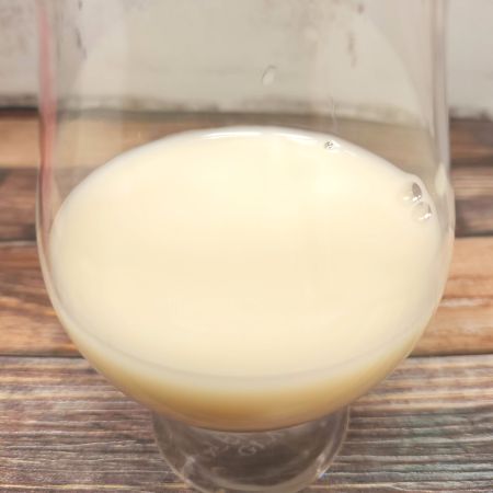 「キッコーマン 豆乳飲料 いちご」をテイスティンググラスに注いだ画像
