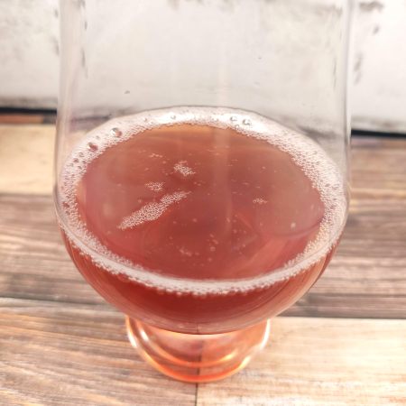 「木村飲料 赤富士サイダー」をテイスティンググラスに注いだ画像
