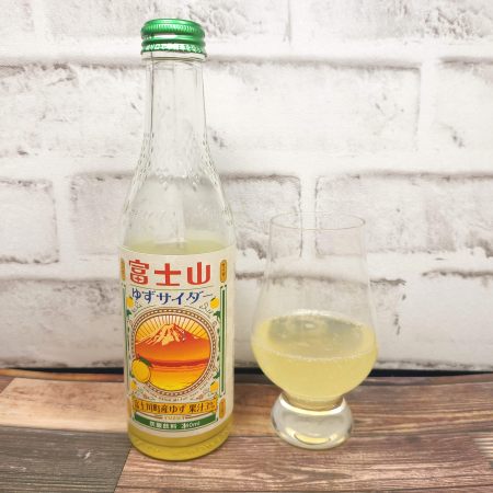 「木村飲料 富士山・ゆずサイダー」とテイスティンググラスの画像