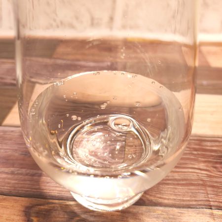 「くらしモア 強炭酸水」をテイスティンググラスに注いだ画像