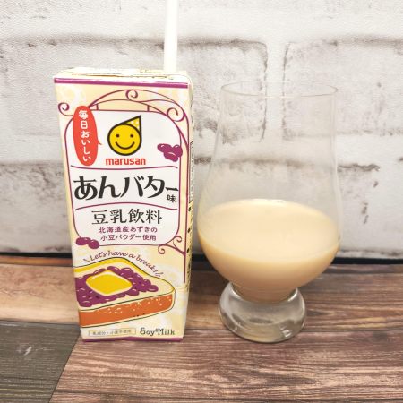 「marusan豆乳飲料 あんバター味」とテイスティンググラスの画像