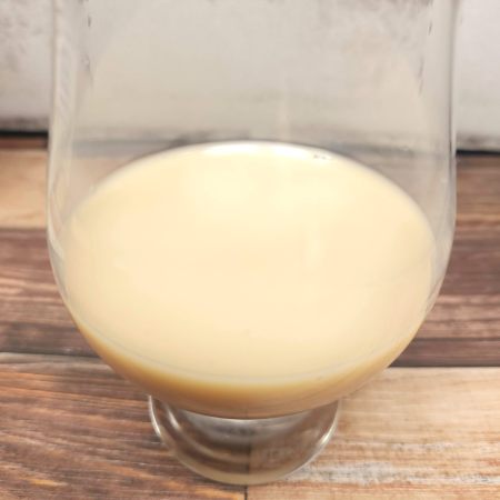 「marusan豆乳飲料 あんバター味」をテイスティンググラスに注いだ画像