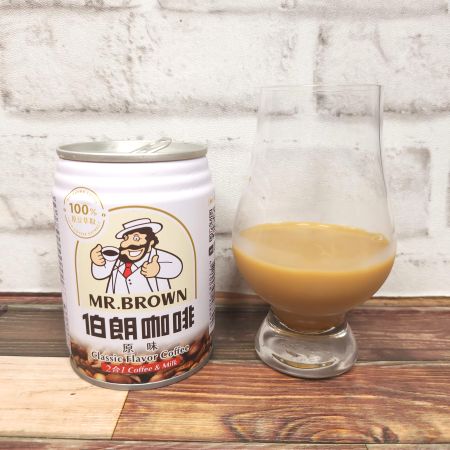 「Mr.ブラウン 原味(Classic Flavor Coffee 2合1)」とテイスティンググラスの画像