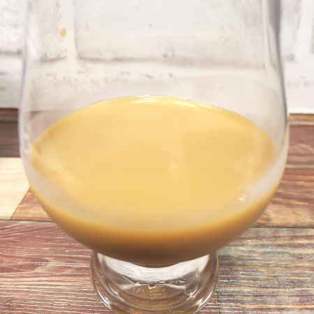 「Mr.ブラウン 原味(Classic Flavor Coffee 2合1)」をテイスティンググラスに注いだ画像