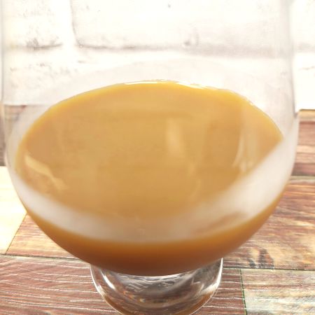 「Mr.ブラウン ETHIOPIA COFFEE Premium」をテイスティンググラスに注いだ画像