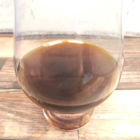 「R COFFEE BOTTLE 日々の彩りブレンド ブラック」をテイスティンググラスに注いだ画像