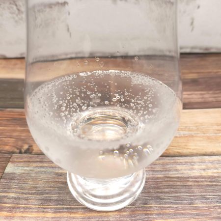 「伊賀の天然水 マスカットスパークリング」をテイスティンググラスに注いだ画像