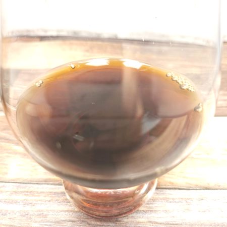 「猿田彦珈琲 キリッとBLACK ブラックコーヒー 無糖」をテイスティンググラスに注いだ画像