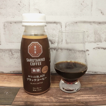 「猿田彦珈琲 キリッとBLACK ブラックコーヒー 無糖」とテイスティンググラスの画像