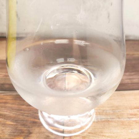 「PURE WATER MADE レモンスカッシュ」をテイスティンググラスに注いだ画像