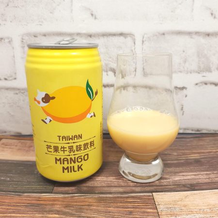 「TAIWAN 芒果牛乳味飲料(MANGO MILK)」とテイスティンググラスの画像