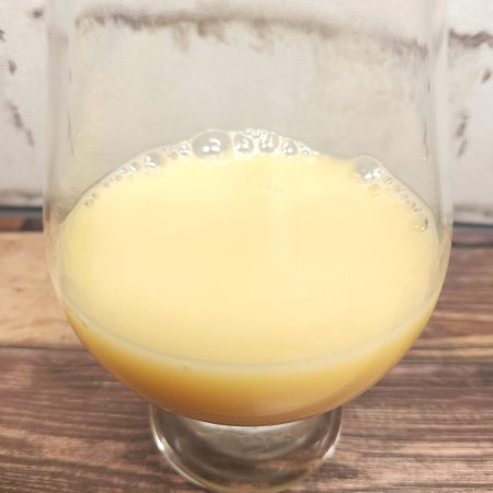 「TAIWAN 芒果牛乳味飲料(MANGO MILK)」をテイスティンググラスに注いだ画像