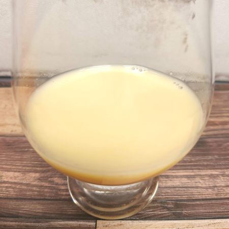 「TTAIWAN 名屋木瓜牛乳(PAPAYA MILK)」をテイスティンググラスに注いだ画像