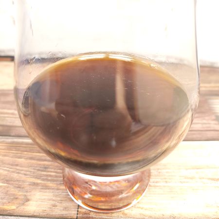 「TULLY'S COFFEE BARISTA'S BLACK キリマンジャロ」をテイスティンググラスに注いだ画像