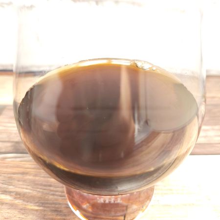 「TULLY’S COFFEE Smooth BLACK」をテイスティンググラスに注いだ画像
