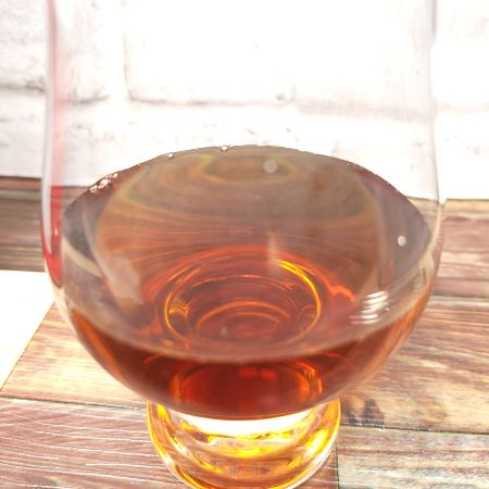 「茶裏王 英式紅茶」をテイスティンググラスに注いだ画像