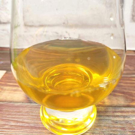 「茶裏王 日式無糖緑茶」をテイスティンググラスに注いだ画像
