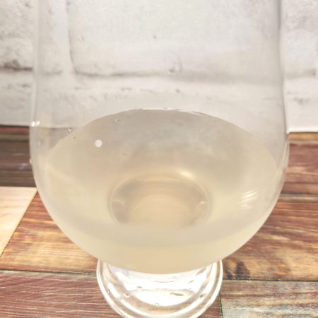 「Fami Collection 冷壓椰子水」をテイスティンググラスに注いだ画像