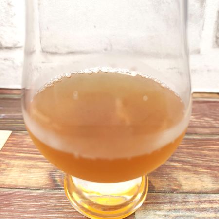 「Fami Collection 人蔘石榴蜂蜜水」をテイスティンググラスに注いだ画像
