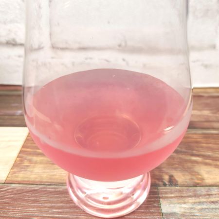 「Fami Collection 玫瑰蜂蜜水」をテイスティンググラスに注いだ画像