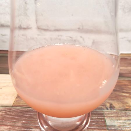 「Fami Collection 草莓甘露」をテイスティンググラスに注いだ画像