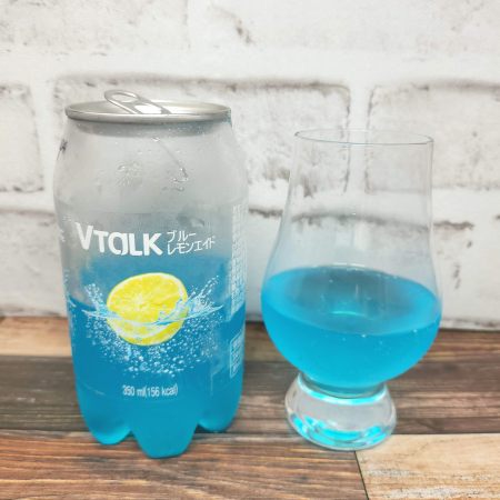 「Vtalk ブルーレモンエイド」とテイスティンググラスの画像
