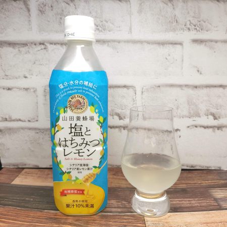「山田養蜂場 塩とはちみつレモン」とテイスティンググラスの画像